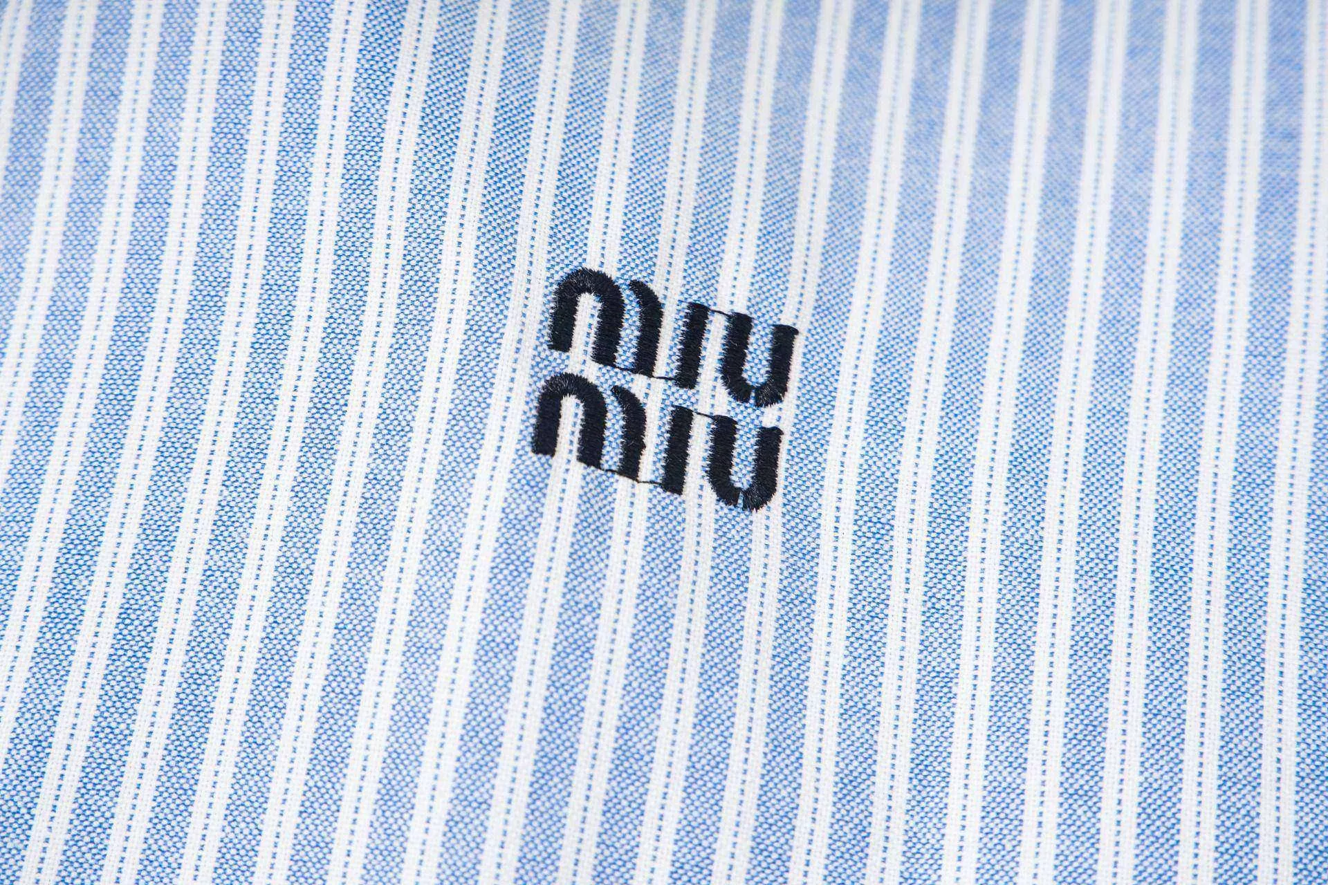 미우미우 스트라이프 로고 캐주얼 셔츠 상세 이미지 4