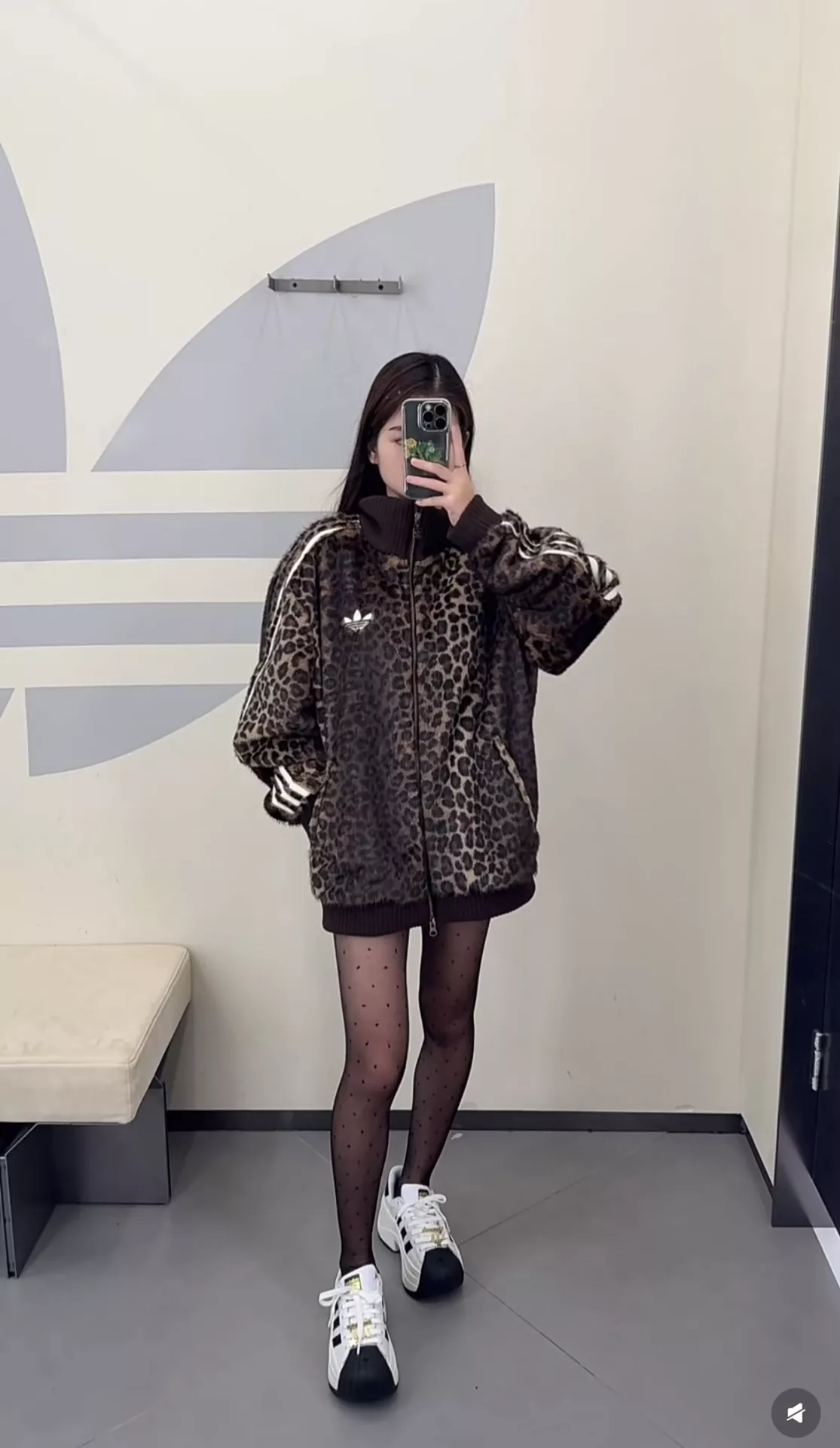 아디다스 오리지널스 레오파드 트랙 집업 상세 이미지 25