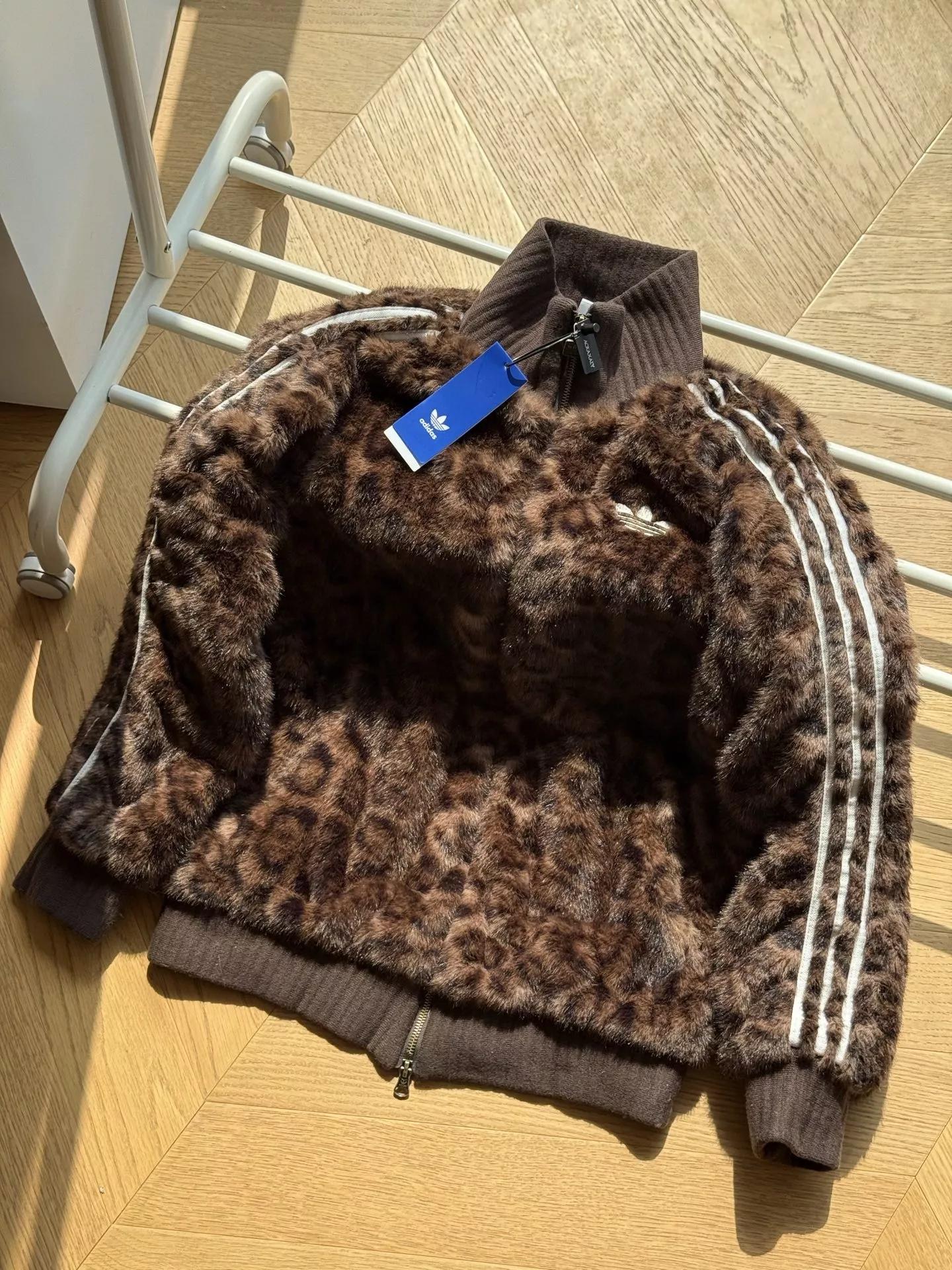 아디다스 오리지널스 레오파드 트랙 집업 상세 이미지 1