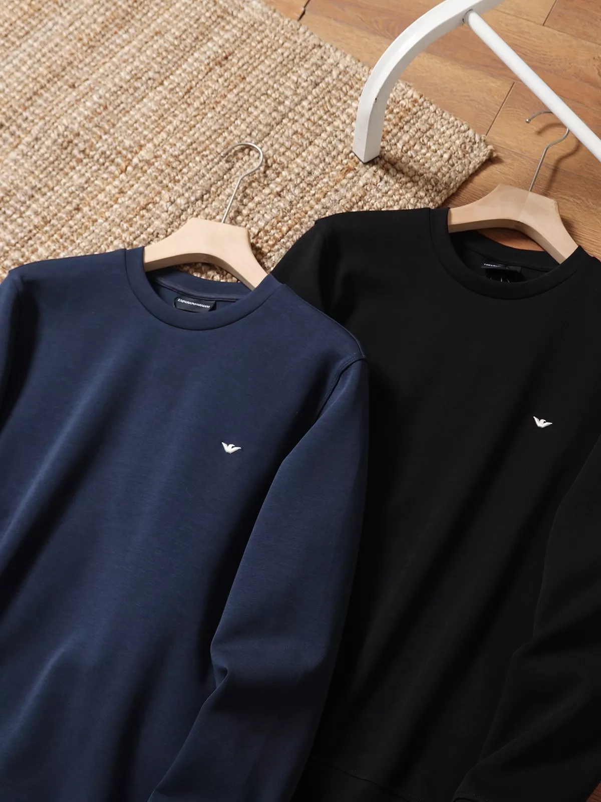 엠포리오아르마니 EA 로고 자수 라운드 맨투맨 상세 이미지 3