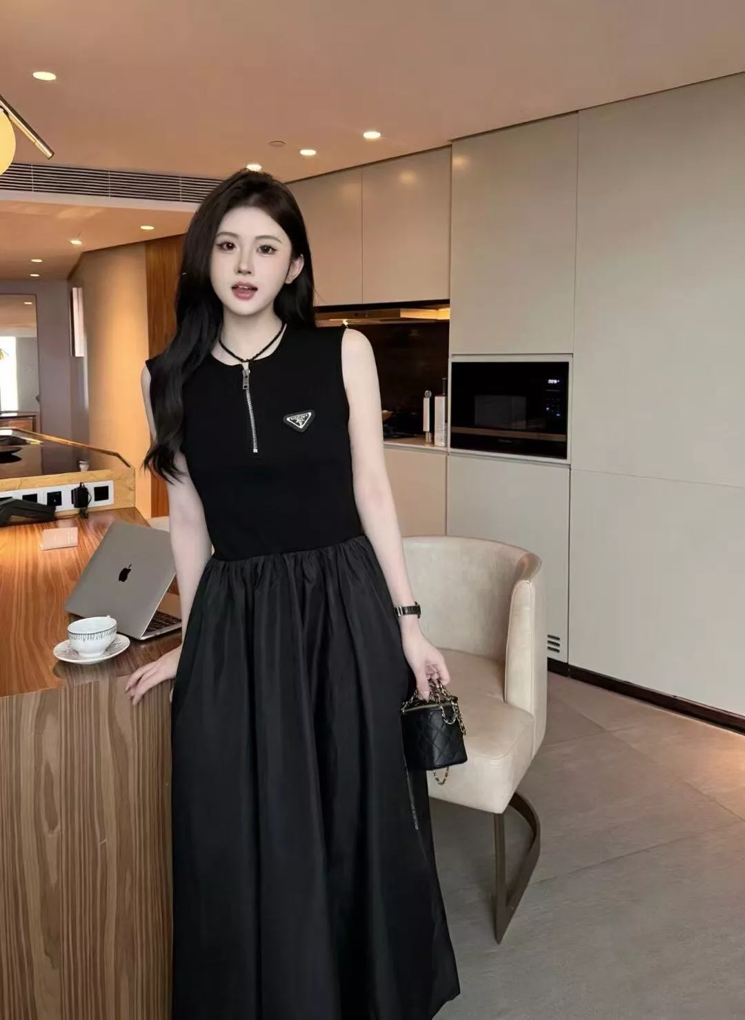 프라다 삼각 로고 하프집업 민소매 원피스 상세 이미지 23