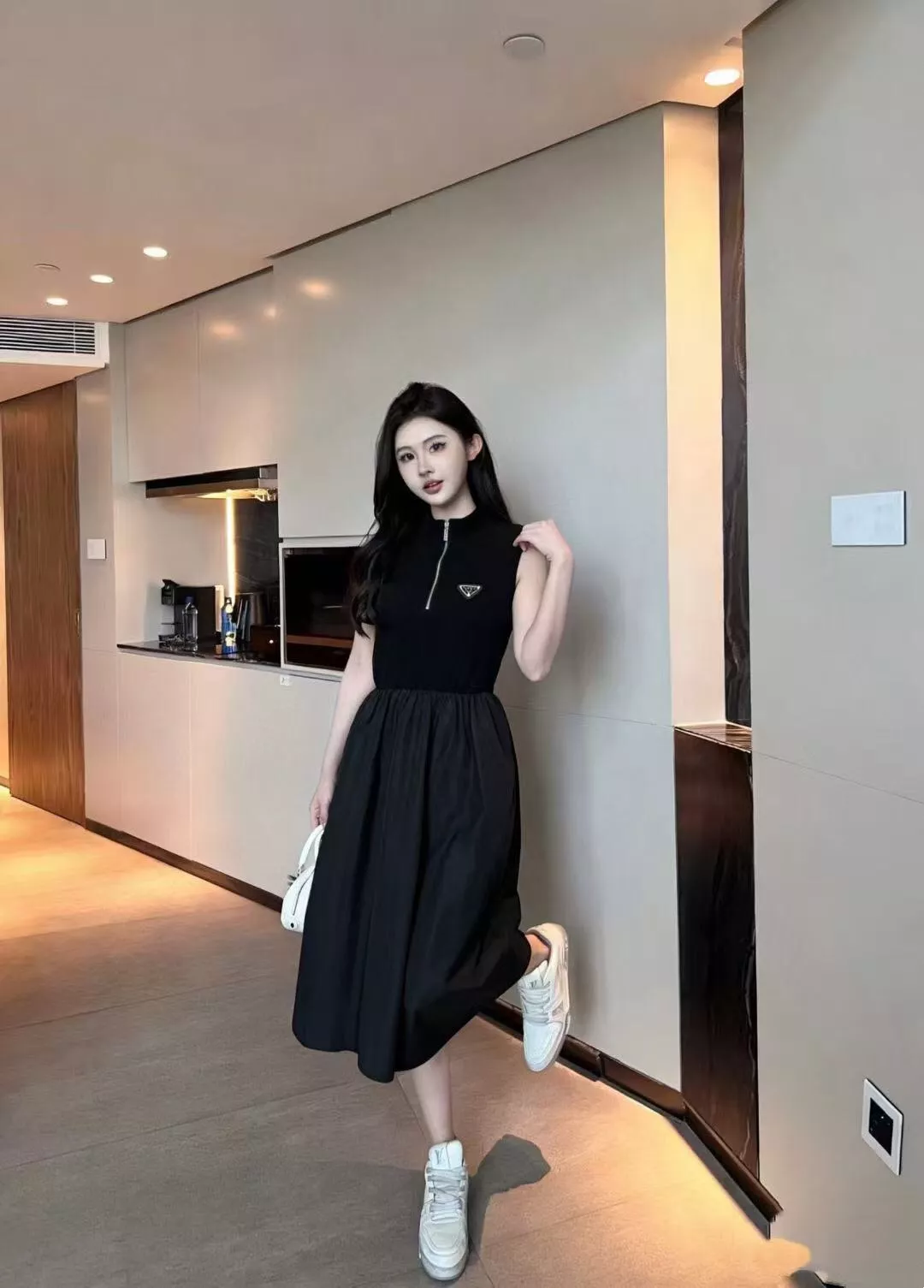 프라다 삼각 로고 하프집업 민소매 원피스 상세 이미지 30