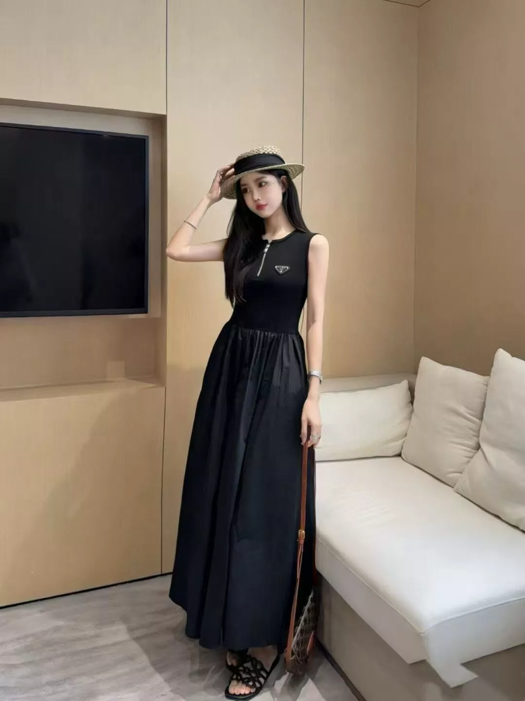 프라다 삼각 로고 하프집업 민소매 원피스 상세 이미지 25