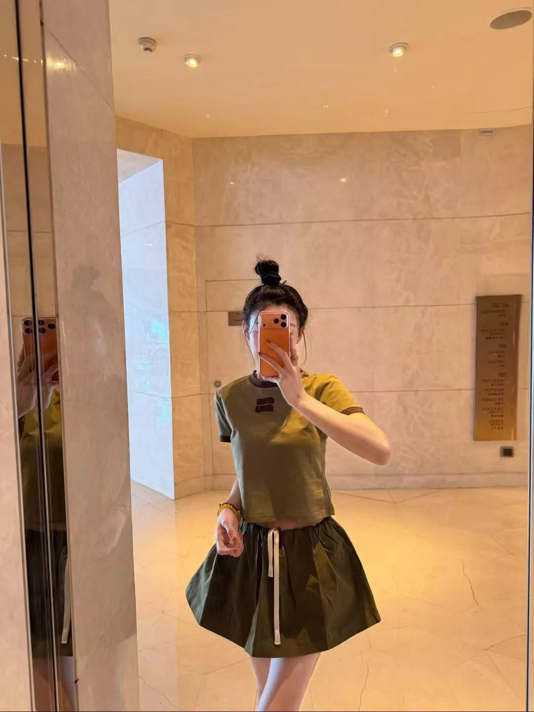 미우미우 로고 자수 패치 슬림 반팔 티셔츠 상세 이미지 21