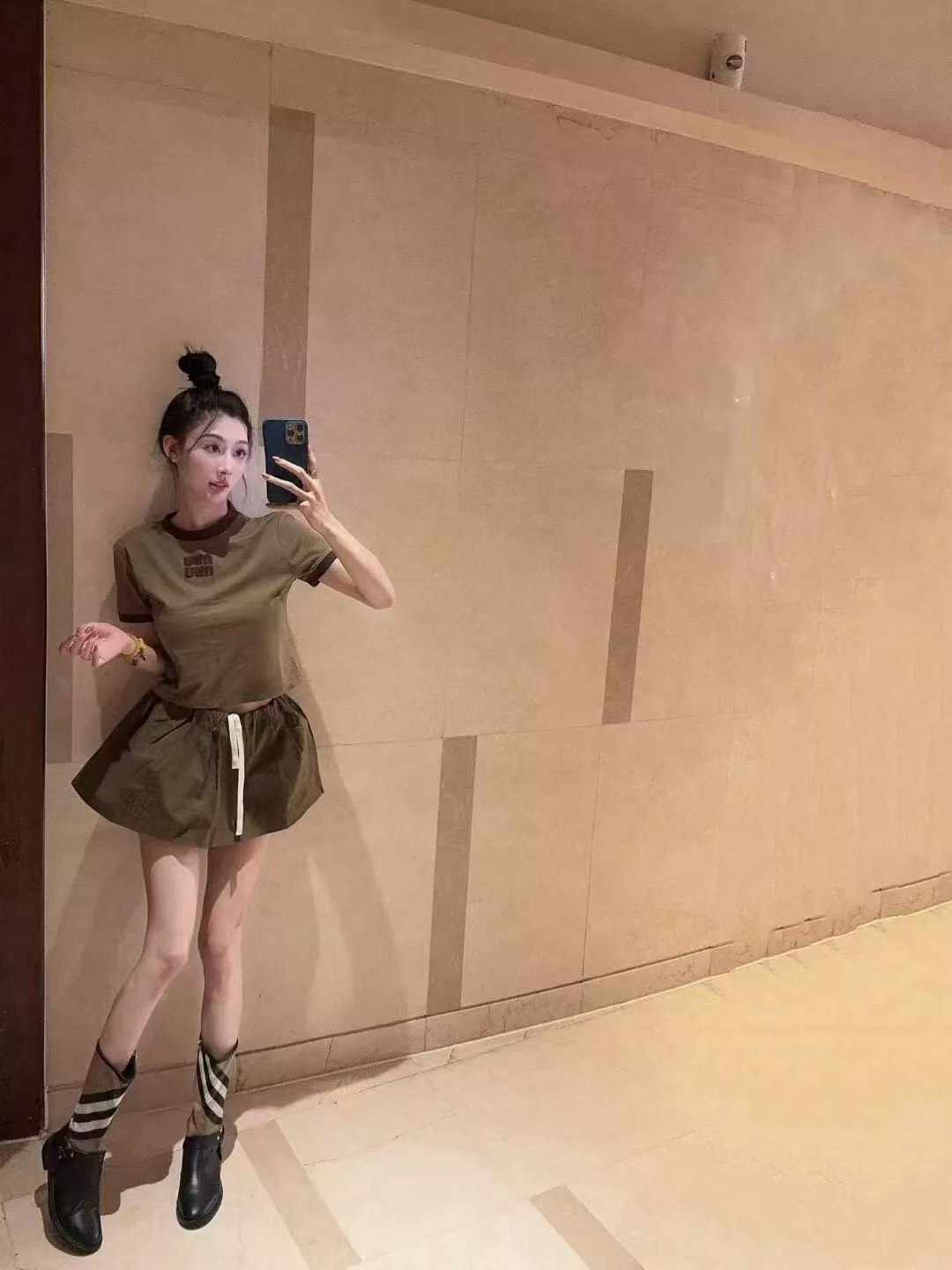 미우미우 로고 자수 패치 슬림 반팔 티셔츠 상세 이미지 22