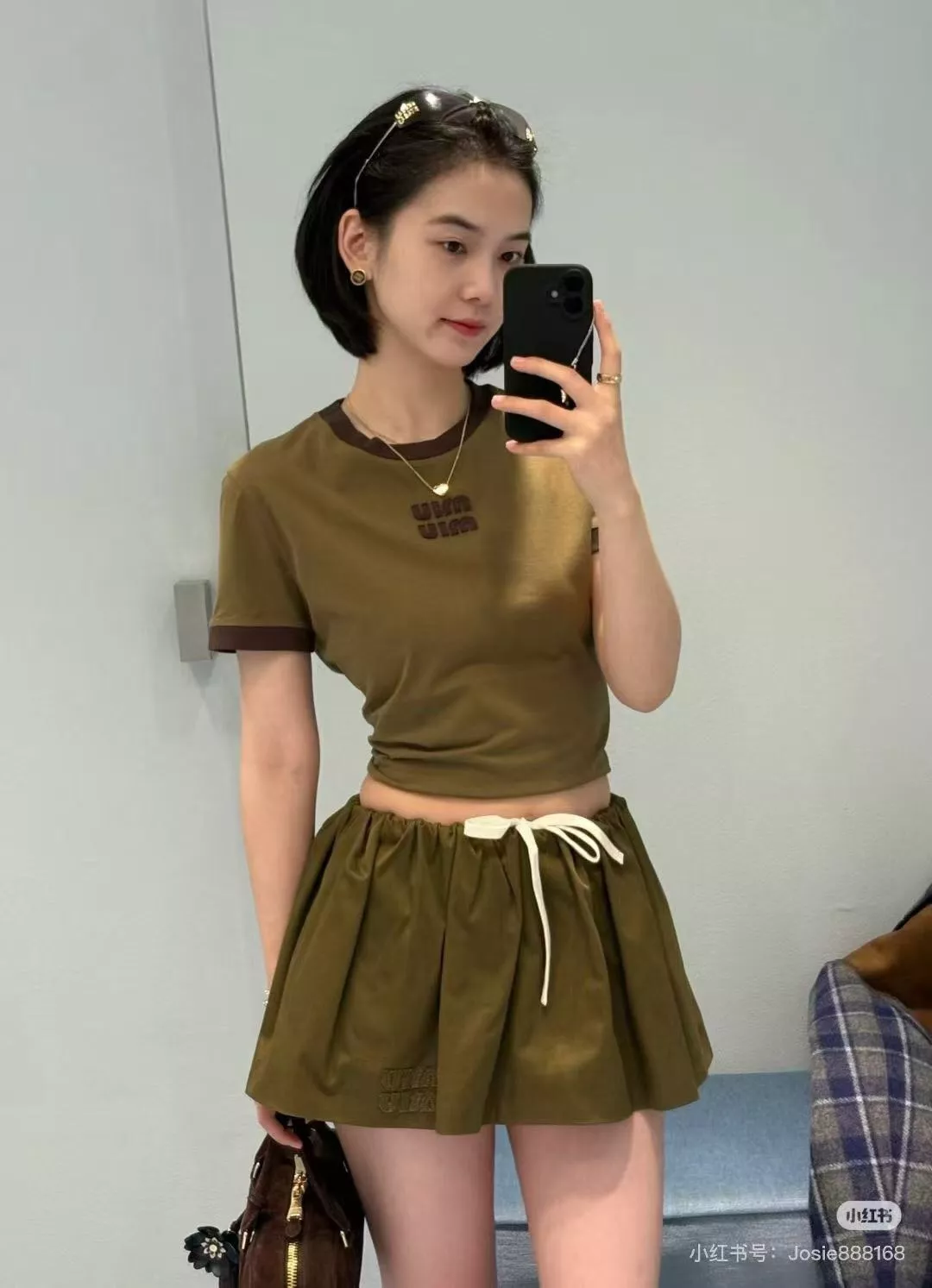미우미우 로고 자수 패치 슬림 반팔 티셔츠 상세 이미지 13