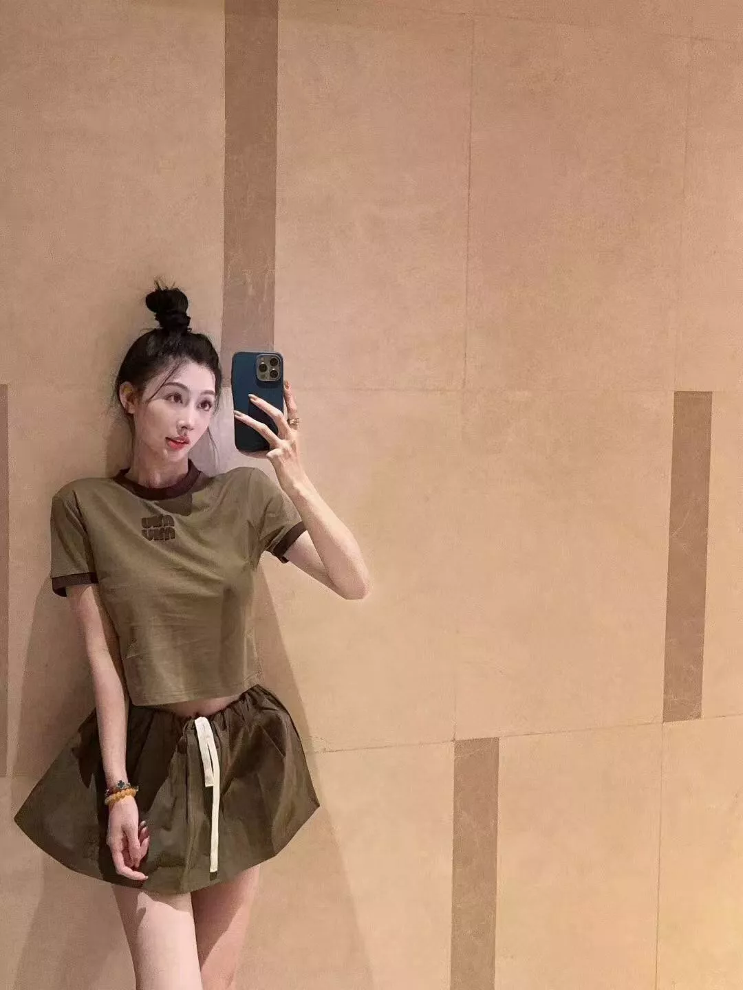미우미우 로고 자수 패치 슬림 반팔 티셔츠 상세 이미지 18