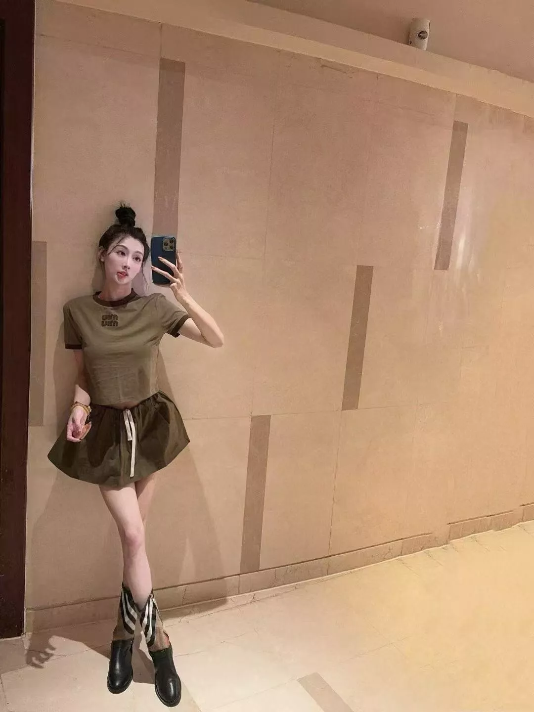 미우미우 로고 자수 패치 슬림 반팔 티셔츠 상세 이미지 23