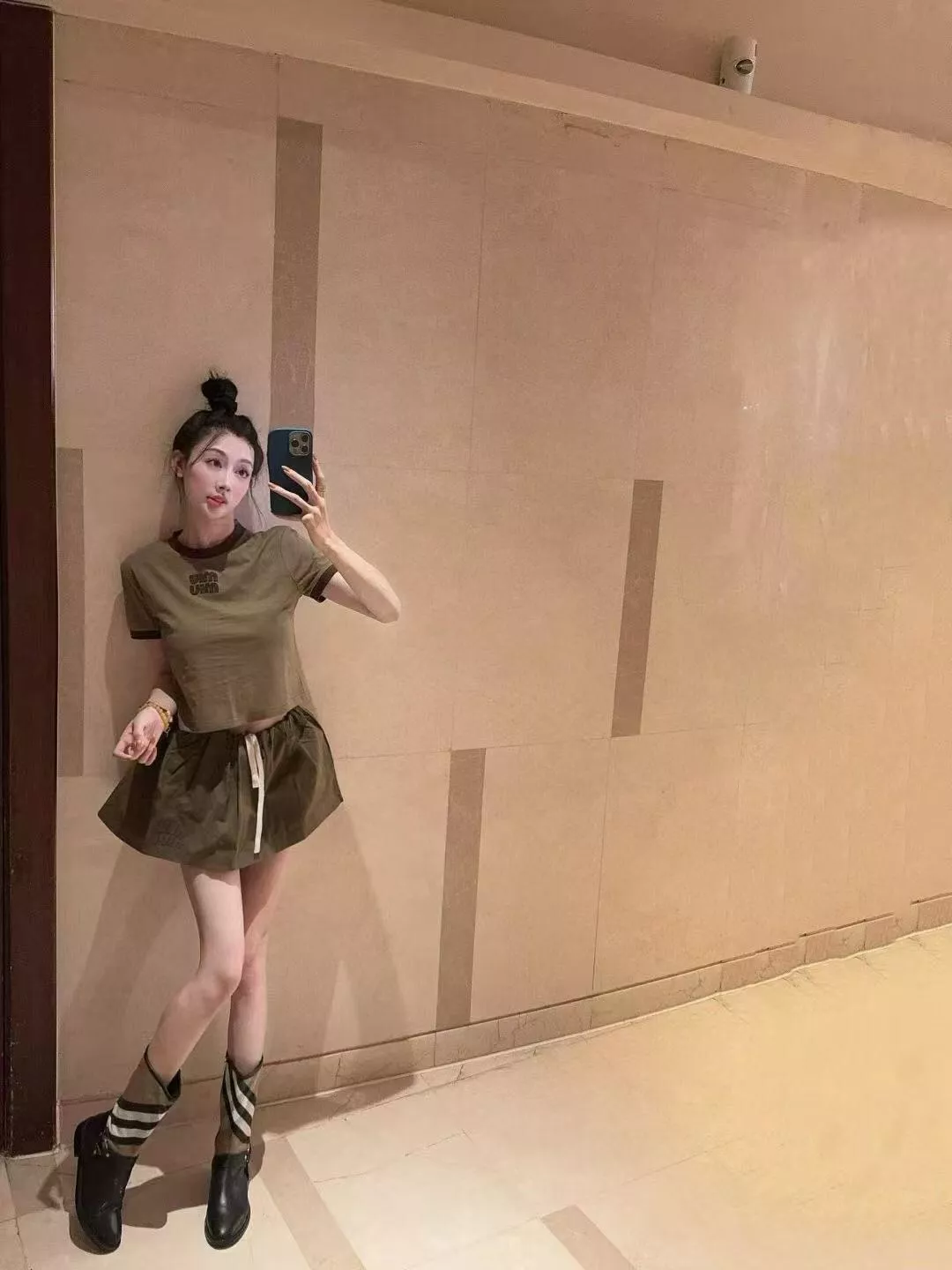 미우미우 로고 자수 패치 슬림 반팔 티셔츠 상세 이미지 20