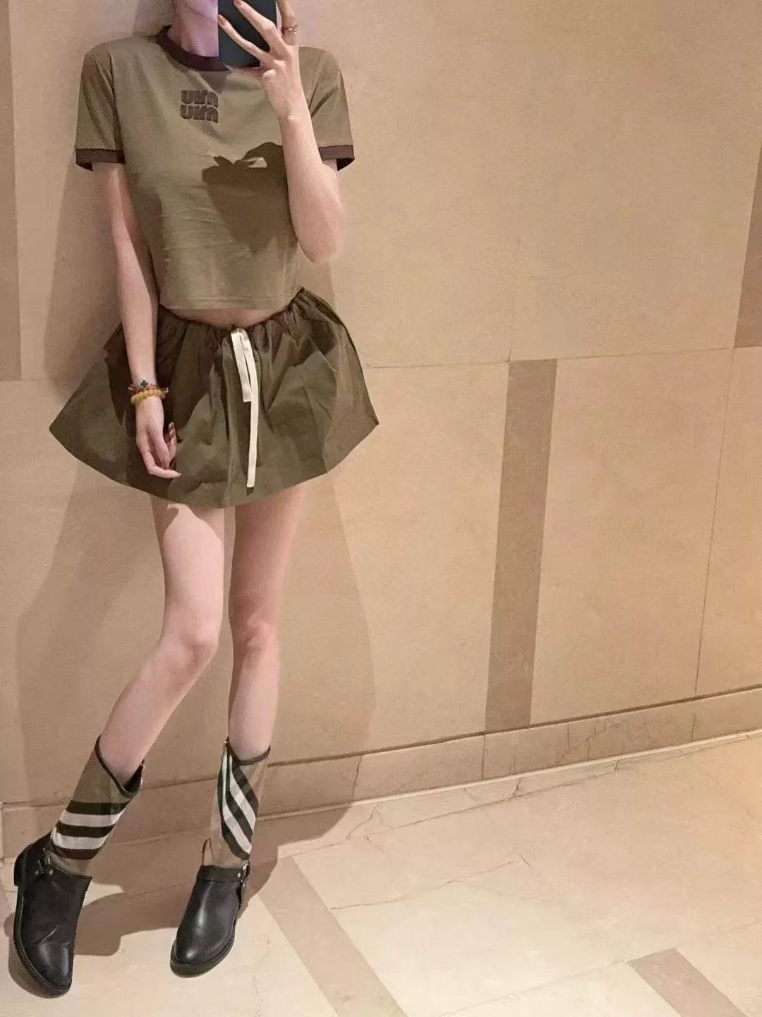 미우미우 로고 자수 패치 슬림 반팔 티셔츠 상세 이미지 19