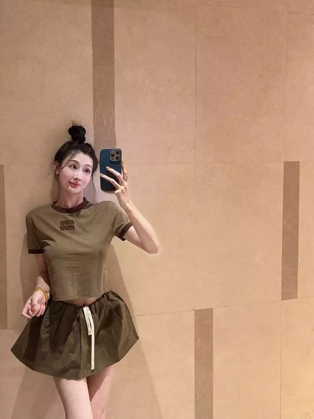 미우미우 로고 자수 패치 슬림 반팔 티셔츠 상세 이미지 24