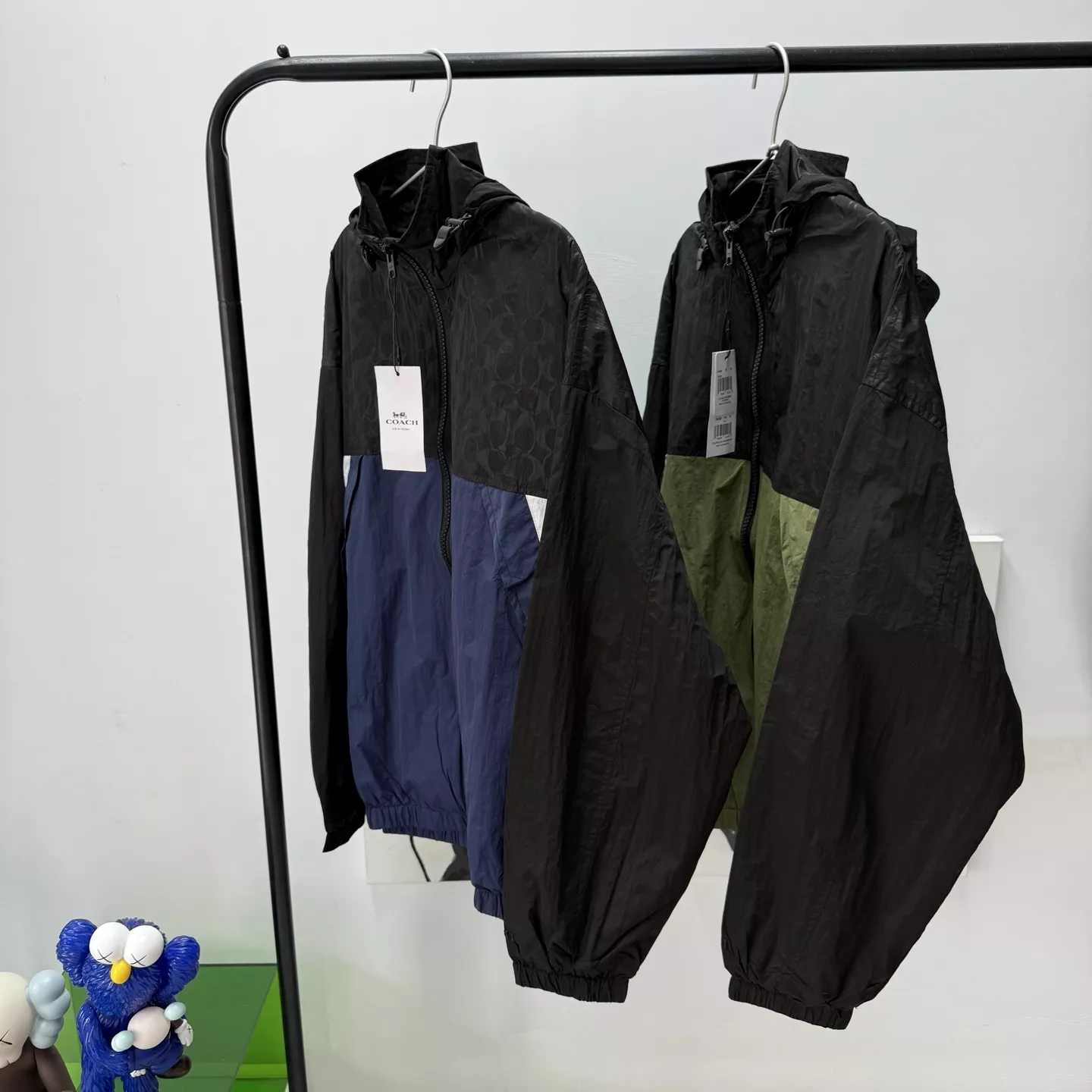 코치 배색 아웃도어 후드 재킷 상세 이미지 2