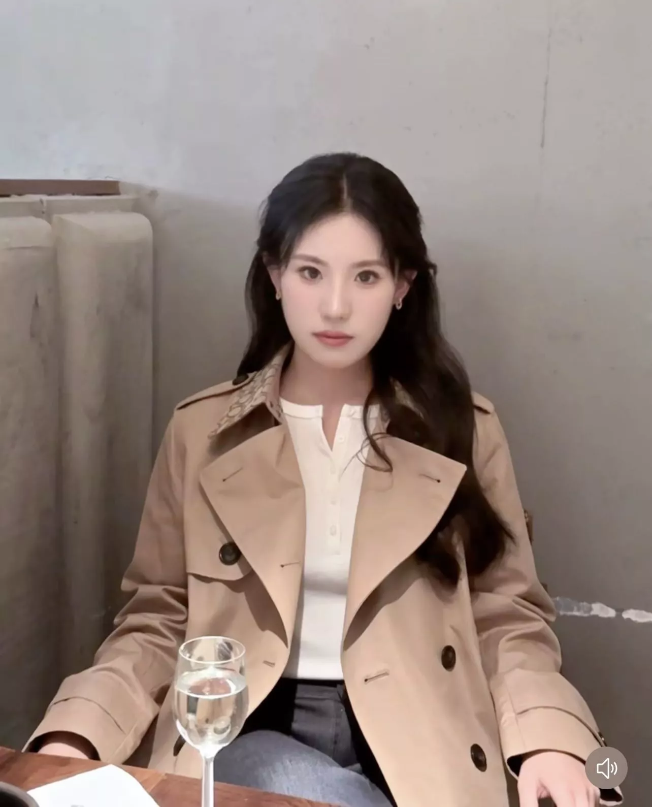 코치 시그니처 자카드 카키 숏 트렌치 재킷 상세 이미지 38