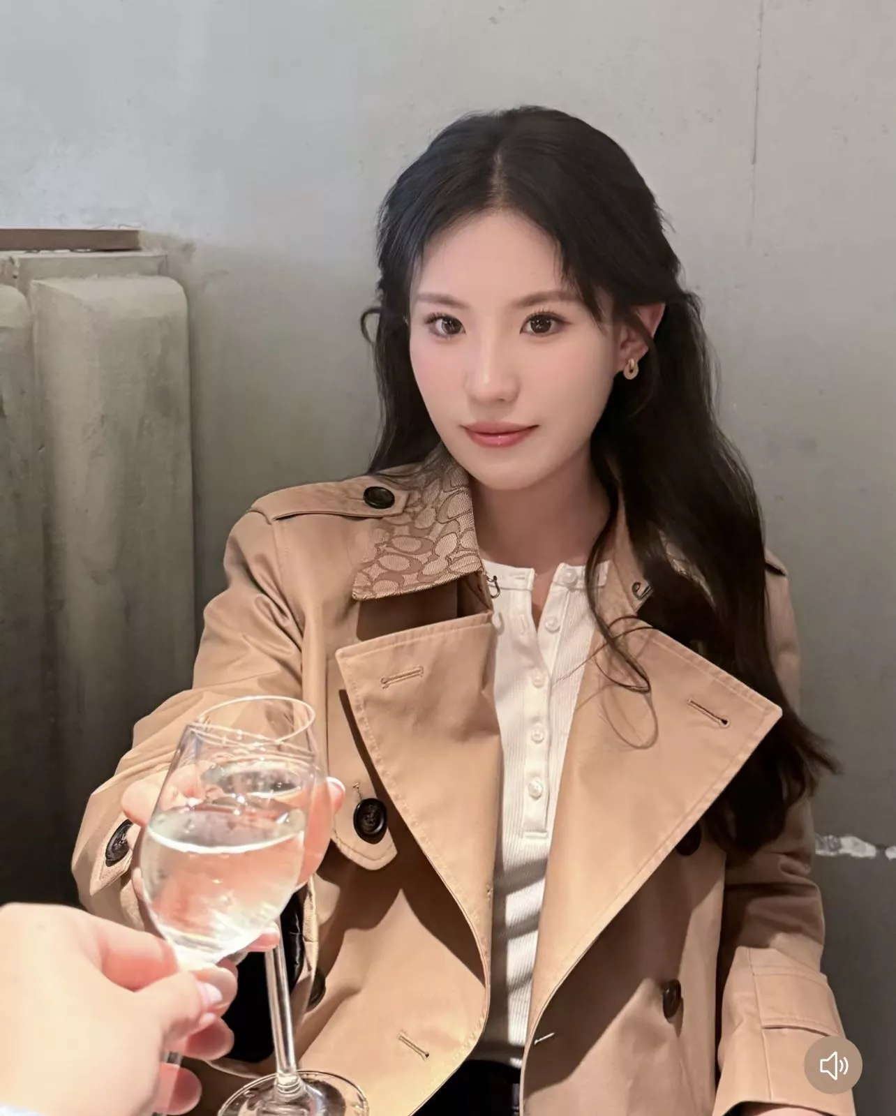 코치 시그니처 자카드 카키 숏 트렌치 재킷 상세 이미지 37