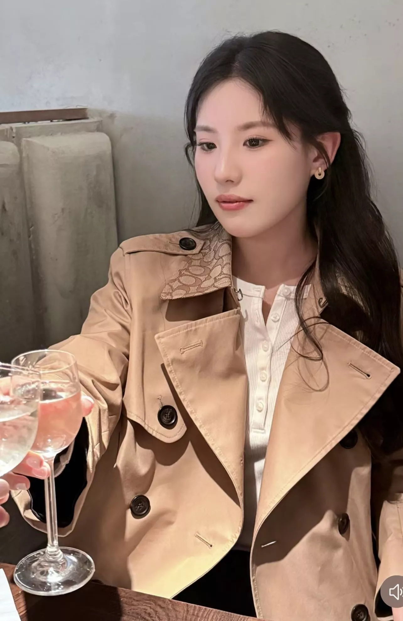 코치 시그니처 자카드 카키 숏 트렌치 재킷 상세 이미지 36