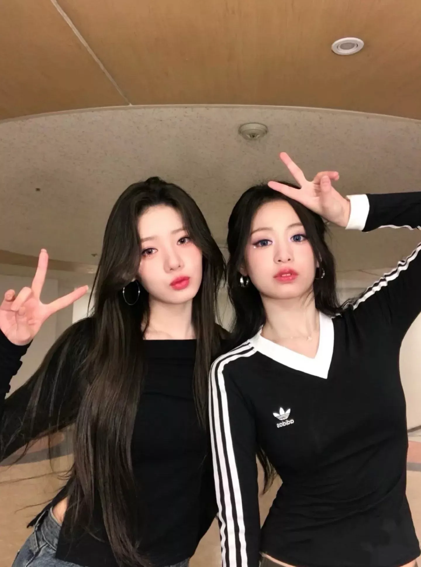 아디다스 삼선 자수 브이넥 슬림 긴소매 탑 상세 이미지 33