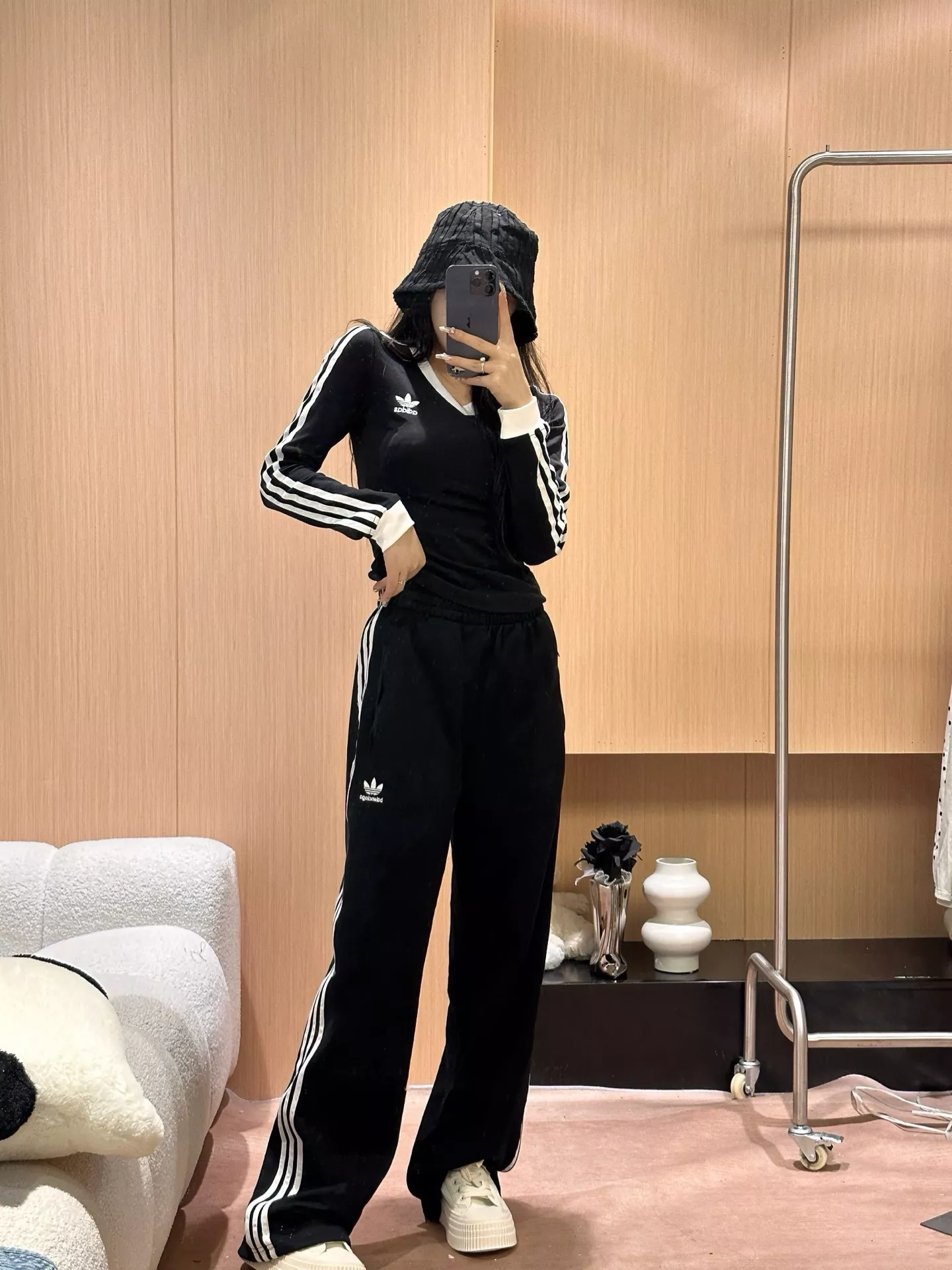 아디다스 삼선 자수 브이넥 슬림 긴소매 탑 상세 이미지 23