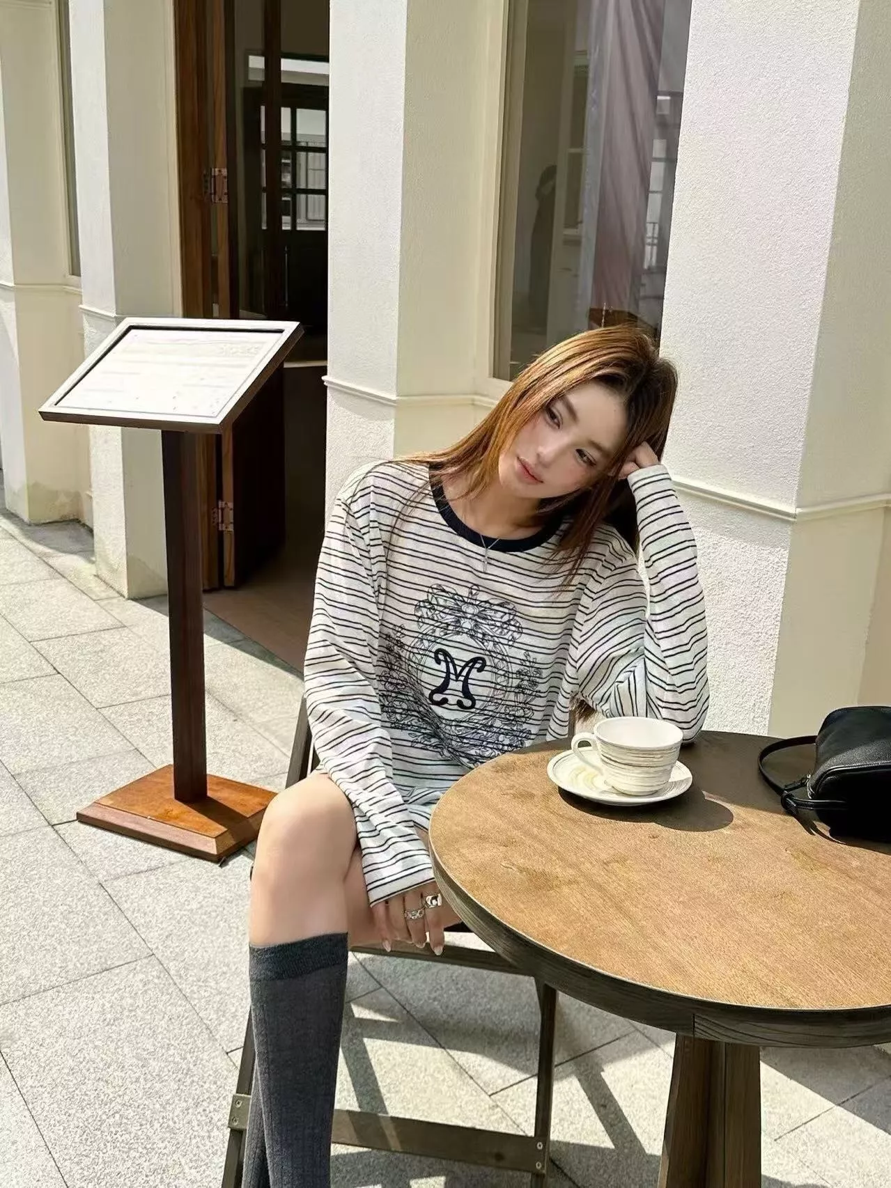 미우미우 자수 포인트 스트라이프 긴소매 티셔츠 상세 이미지 14