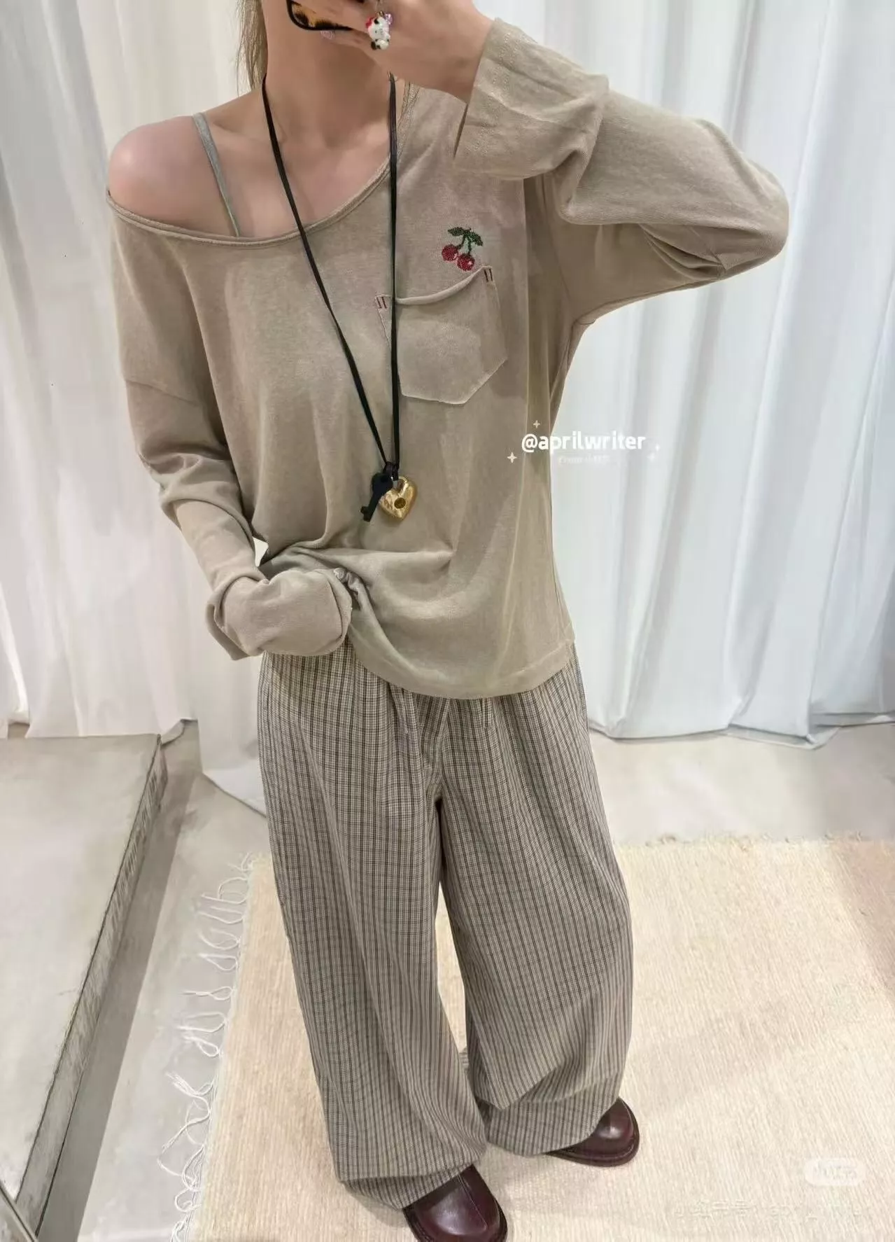 샤넬 체리 자수 포켓 로고 긴소매 티셔츠 상세 이미지 19