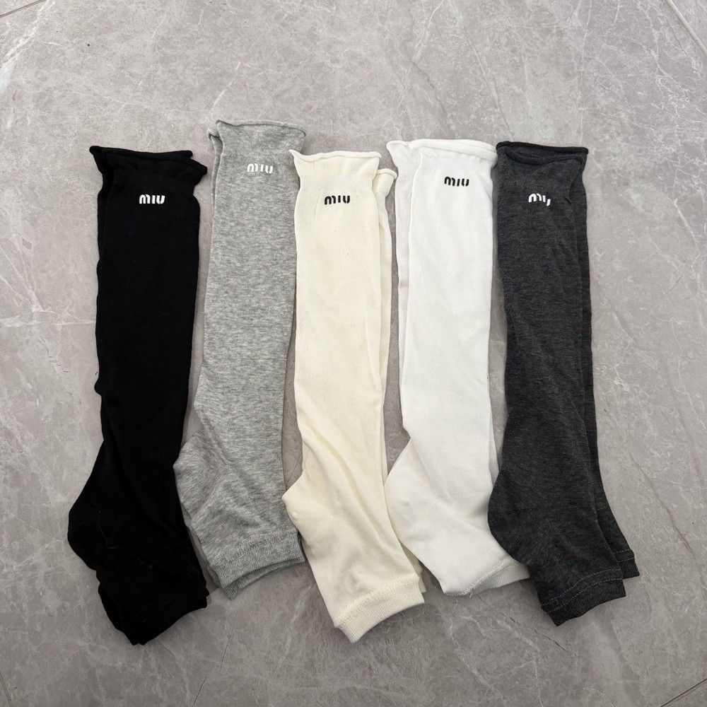 미우미우 로고 포인트 니트 레그워머