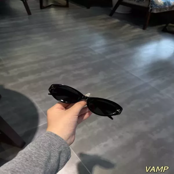 젠틀몬스터 블랙 골드 포인트 선글라스