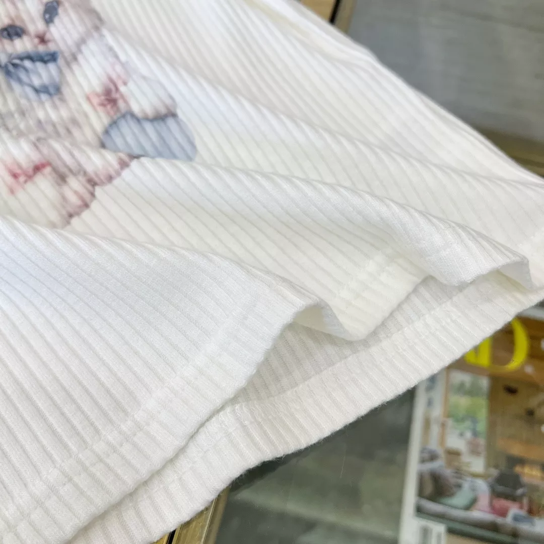 노브랜드 리본 고양이 프린트 티셔츠 상세 이미지 4
