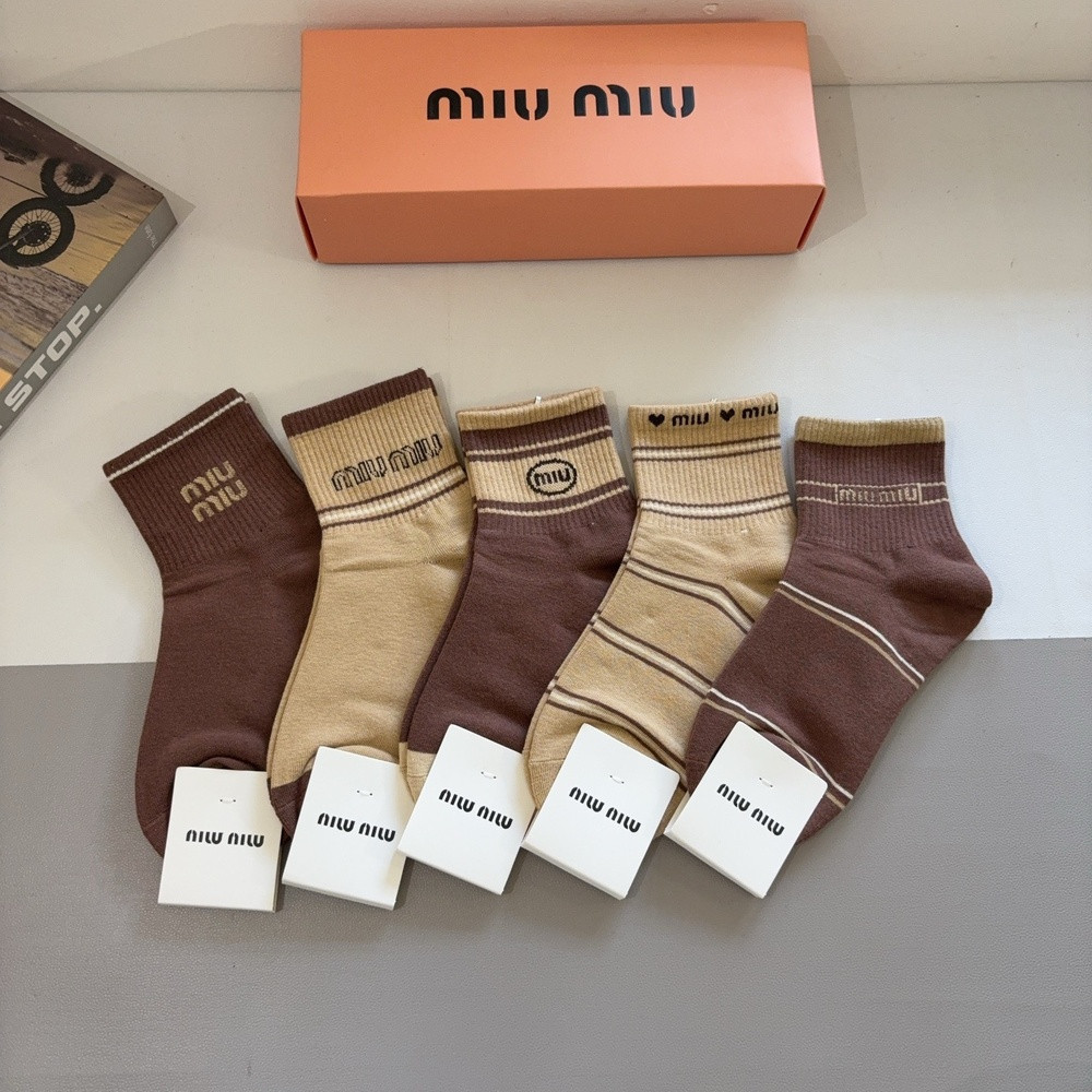 미우미우 로고 포인트 중목 양말