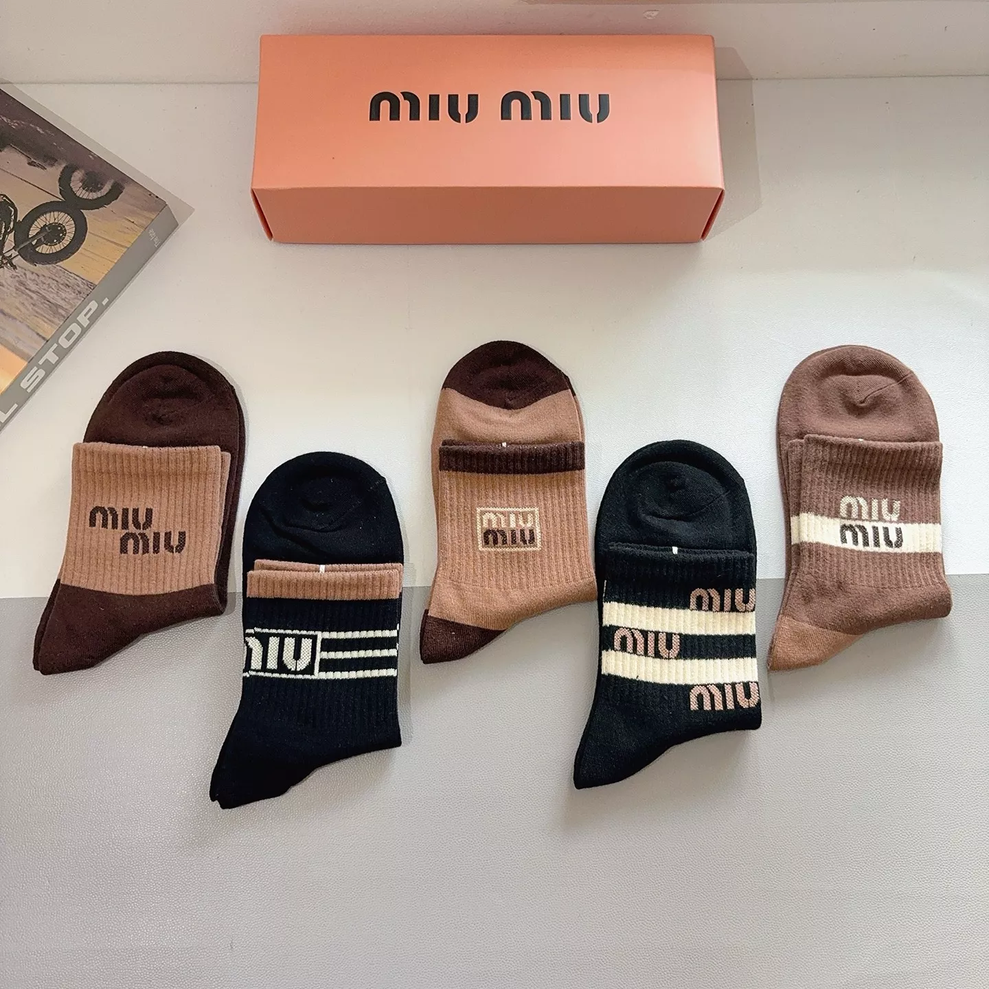 미우미우 로고 포인트 코튼 중목 양말 상세 이미지 9