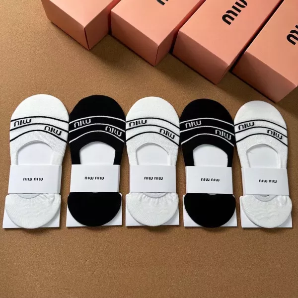 미우미우 클래식 로고 자가드 덧신 양말