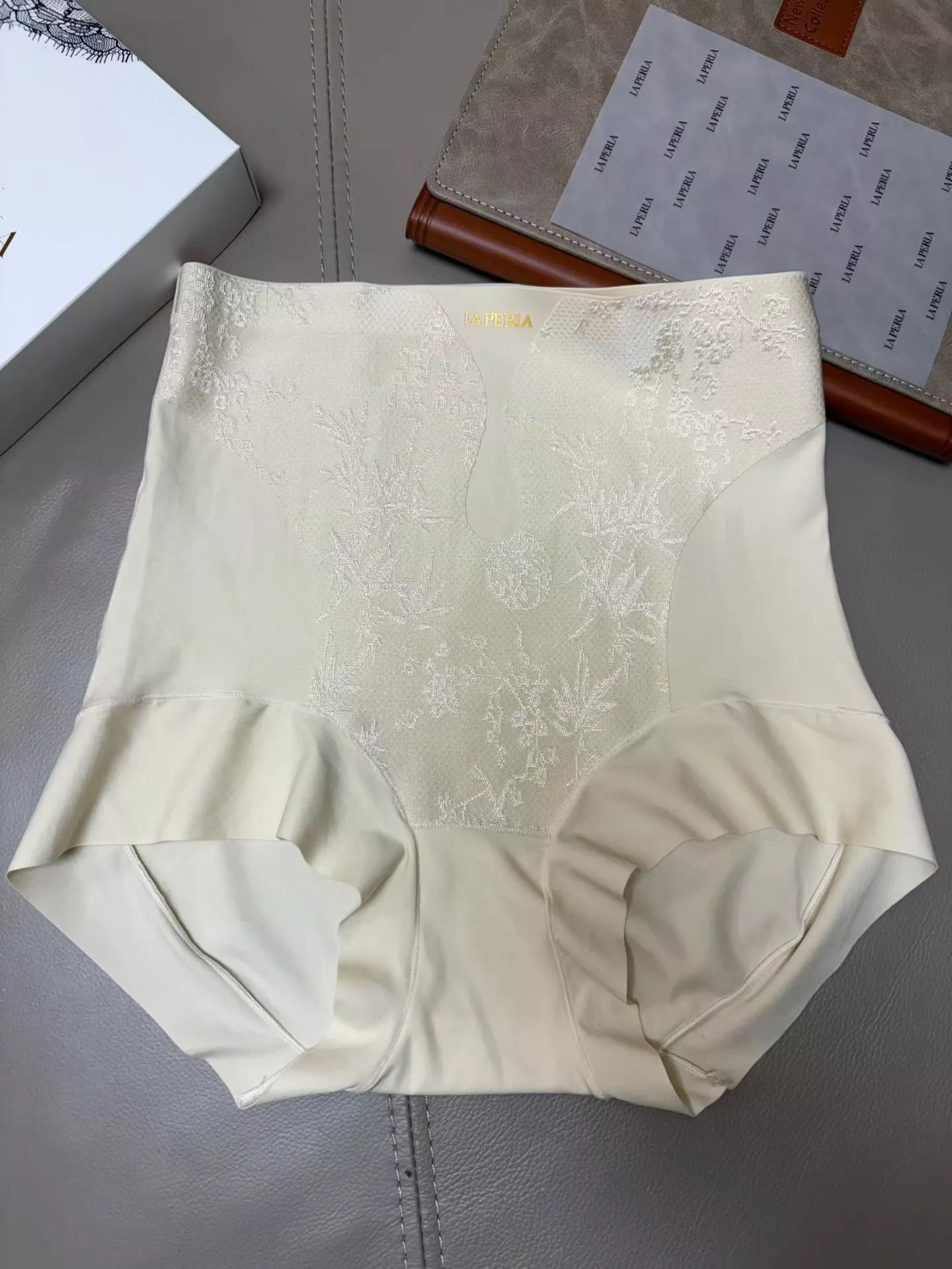 로로피아나 무봉제 하이웨이스트 보정 팬티 상세 이미지 4