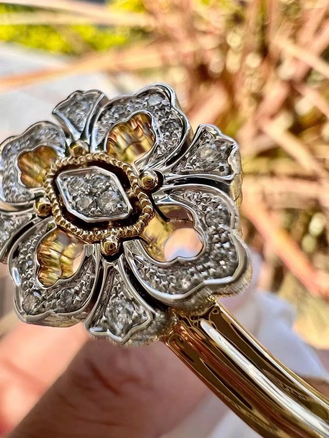 반클리프아펠 극장 화이트 자개 플라워 뱅글 상세 이미지 5