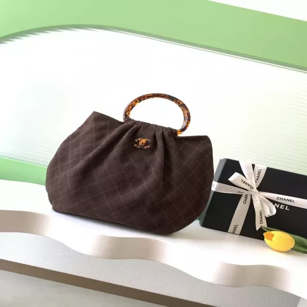 샤넬 스웨이드 터틀 핸들 퀼팅 백