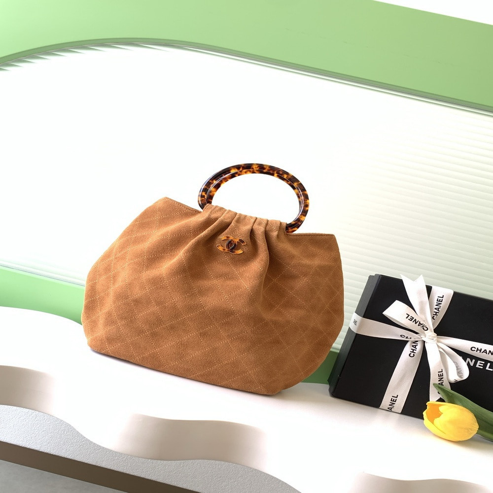 샤넬 스웨이드 터틀 핸들 퀼팅 백