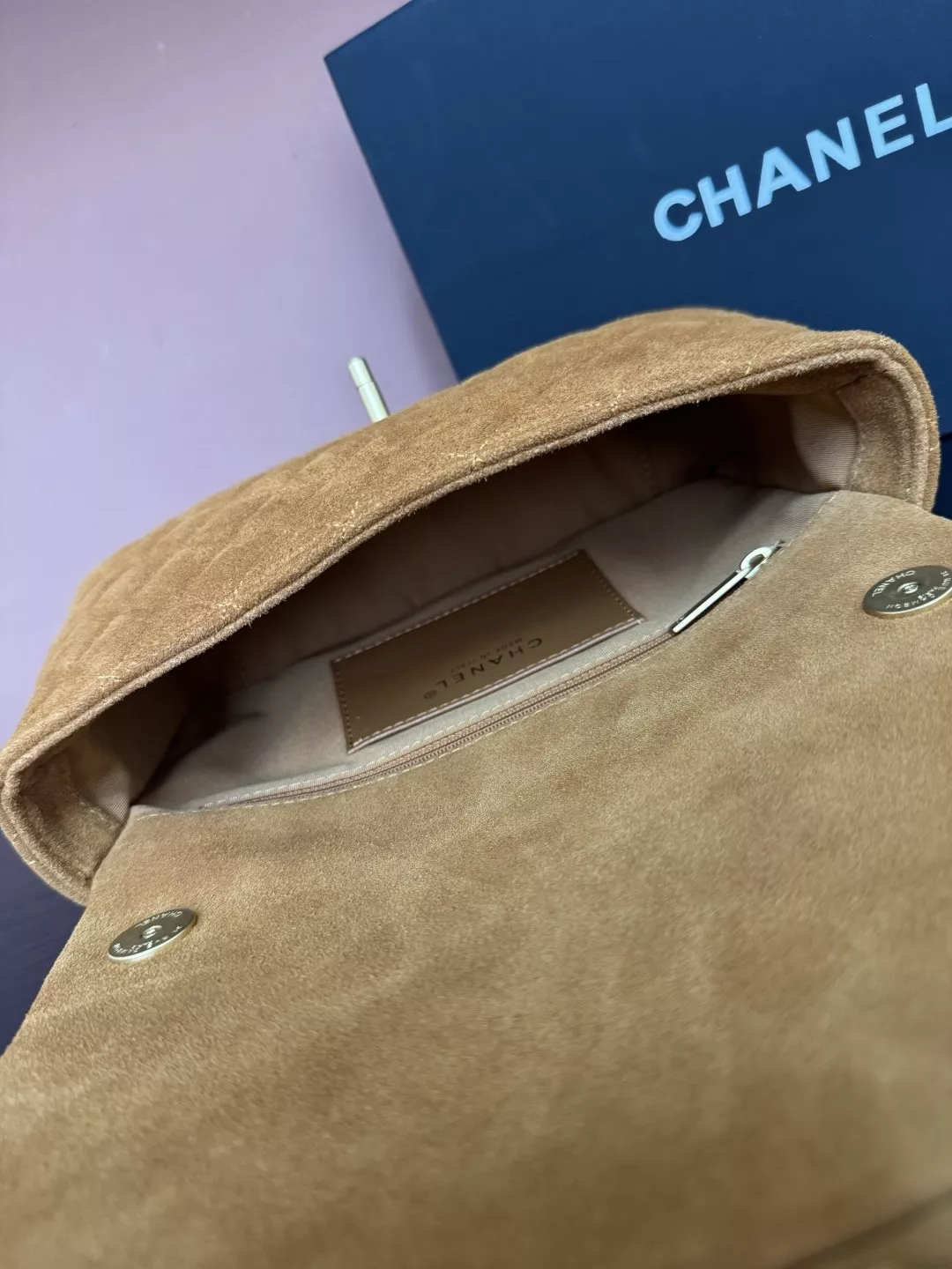 샤넬 스웨이드 퀼팅 플랩 백 상세 이미지 6