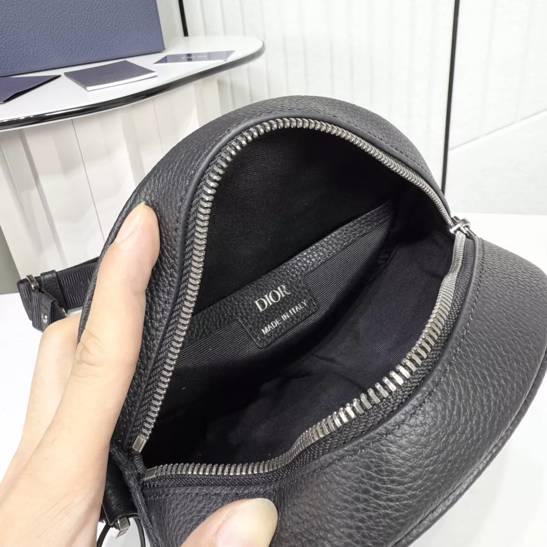 디올 원형 지퍼 메신저 백 상세 이미지 9