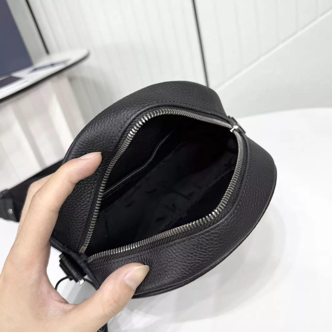 디올 원형 지퍼 메신저 백 상세 이미지 8