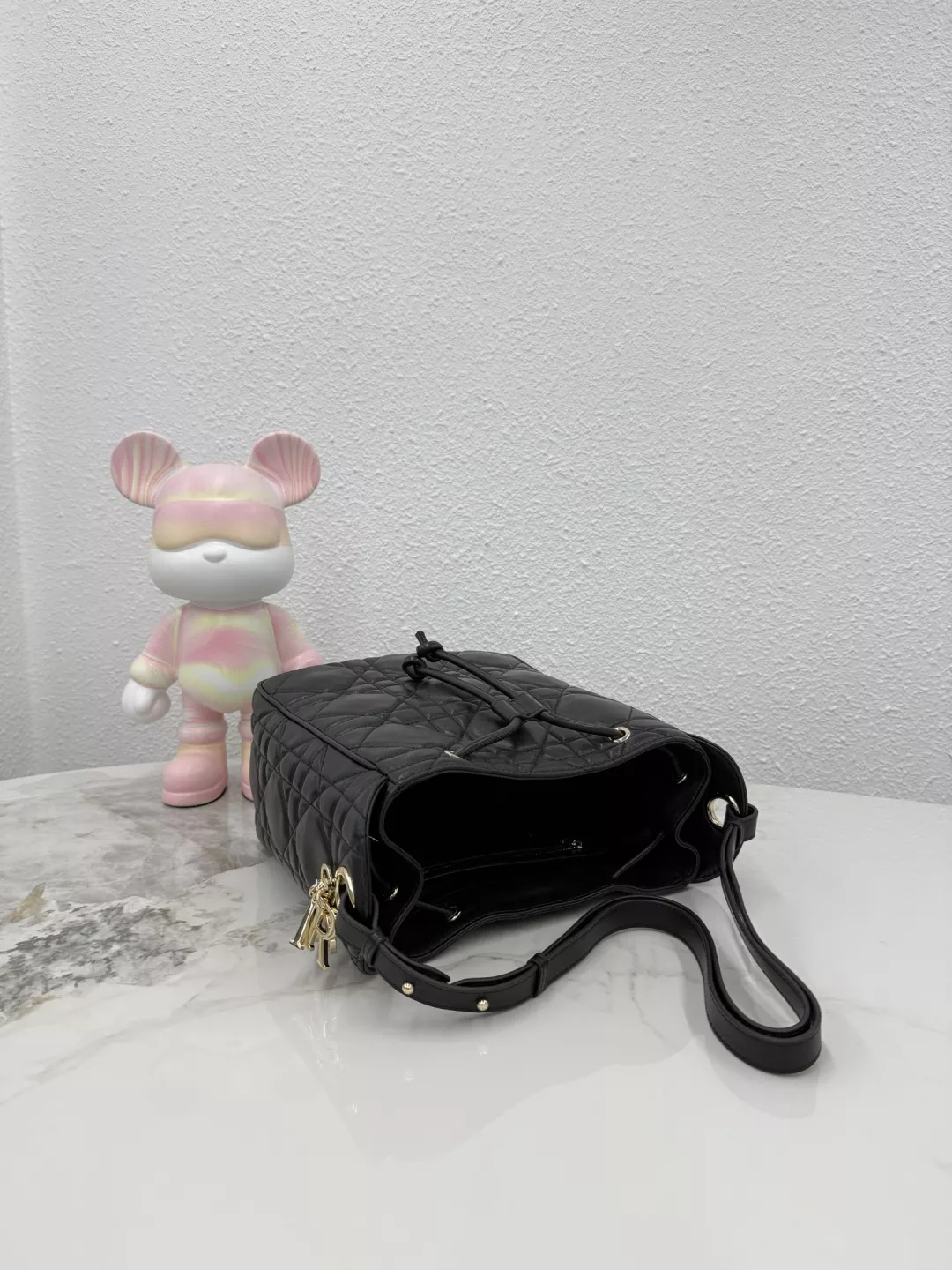 디올 퀼팅 램스킨 드로스트링 숄더백 상세 이미지 5