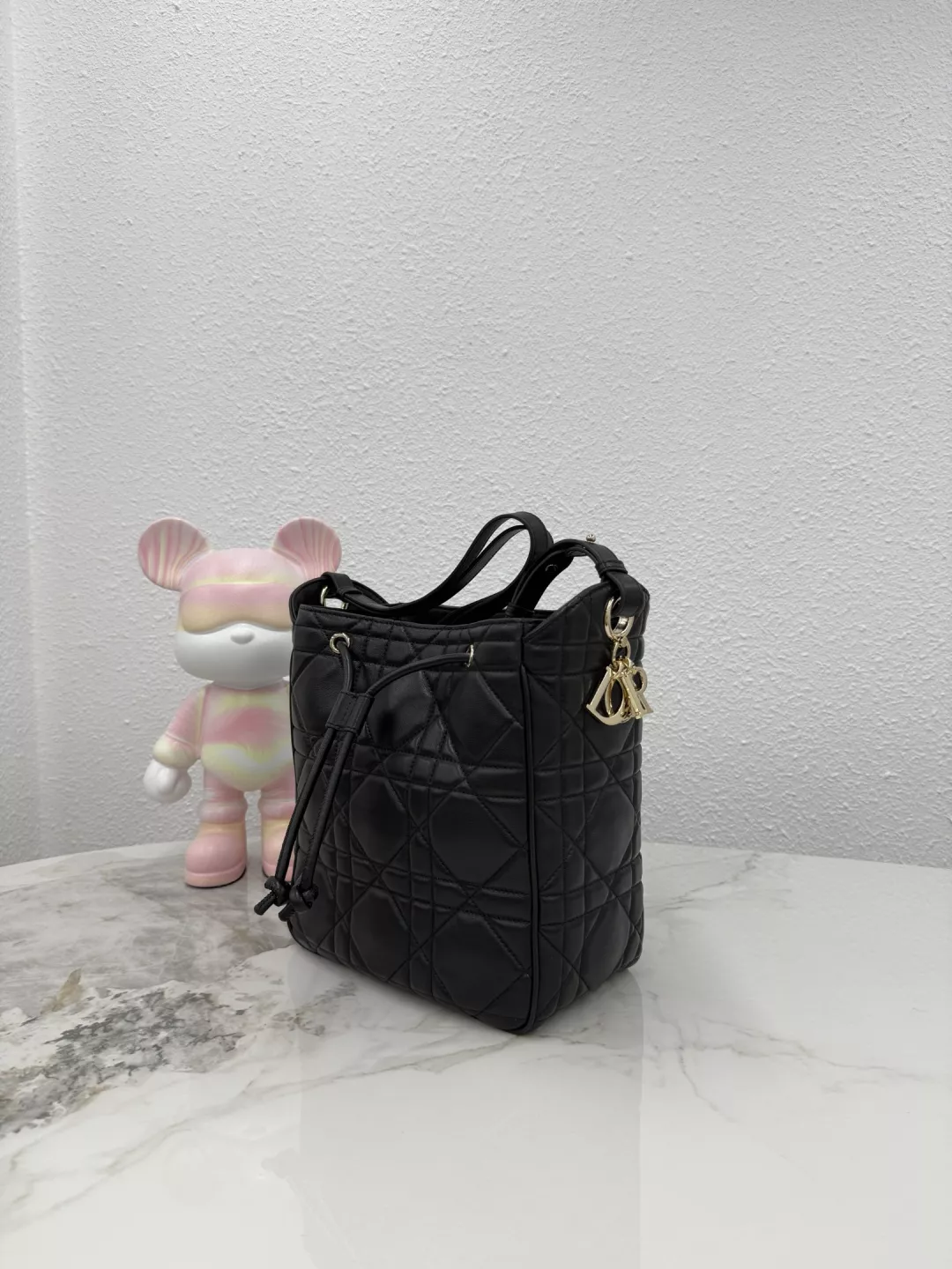 디올 퀼팅 램스킨 드로스트링 숄더백 상세 이미지 3
