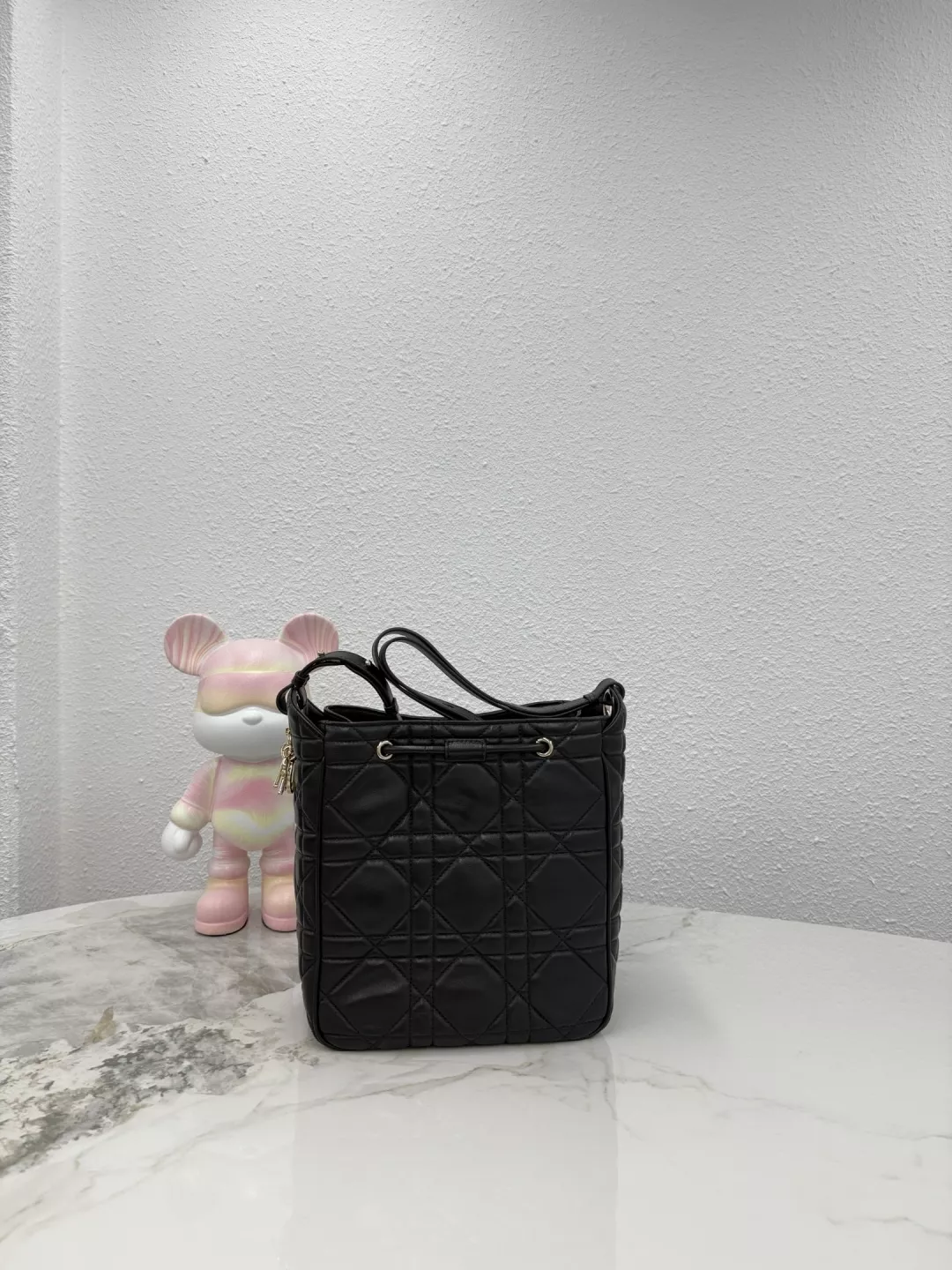 디올 퀼팅 램스킨 드로스트링 숄더백 상세 이미지 1