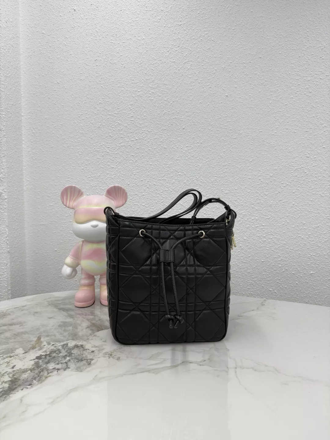 디올 퀼팅 램스킨 드로스트링 숄더백 상세 이미지 2