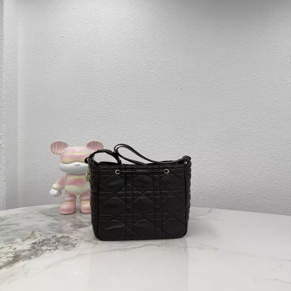 디올 퀼팅 램스킨 드로스트링 숄더백