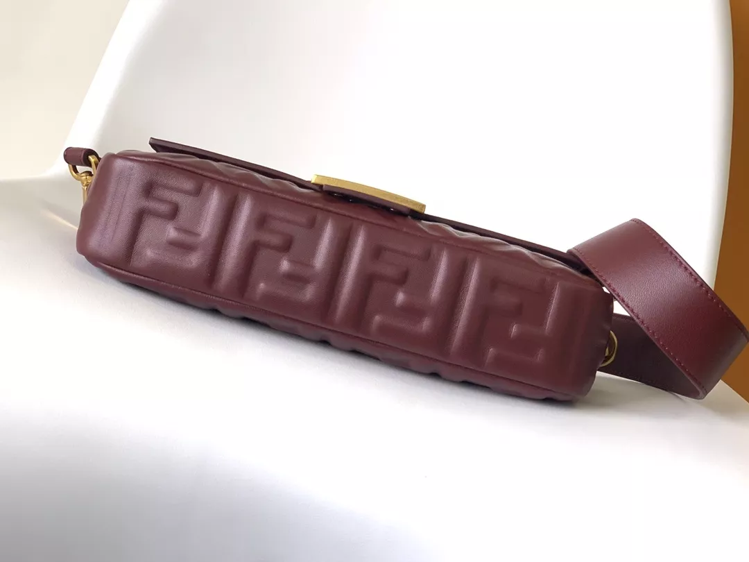 펜디 FF 패턴 미디엄 플랩 숄더백 상세 이미지 4