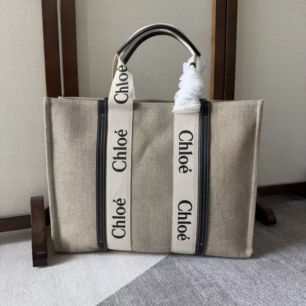 끌로에 우디 로고 캔버스 토트백