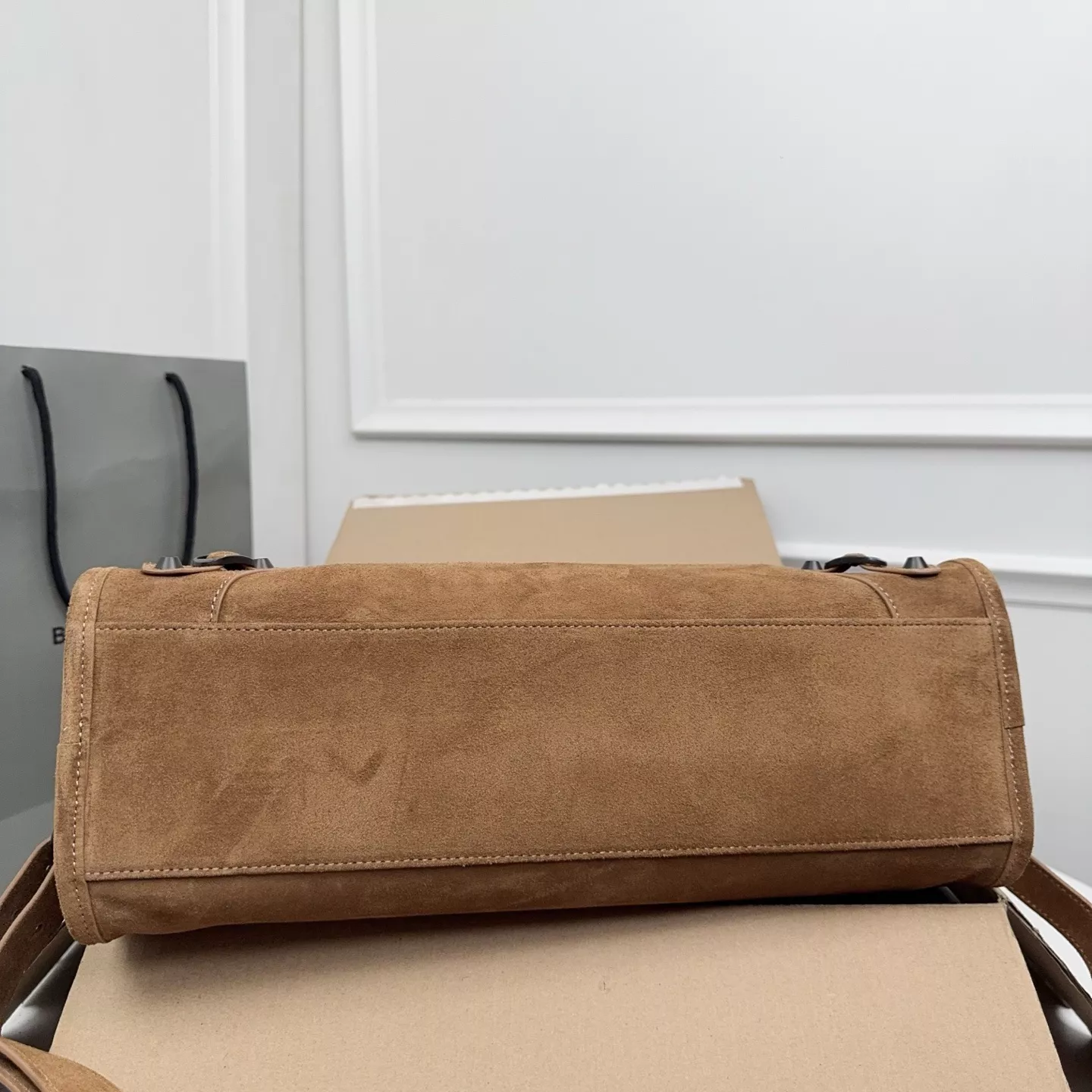발렌시아가 스웨이드 스터드 모터백 상세 이미지 4