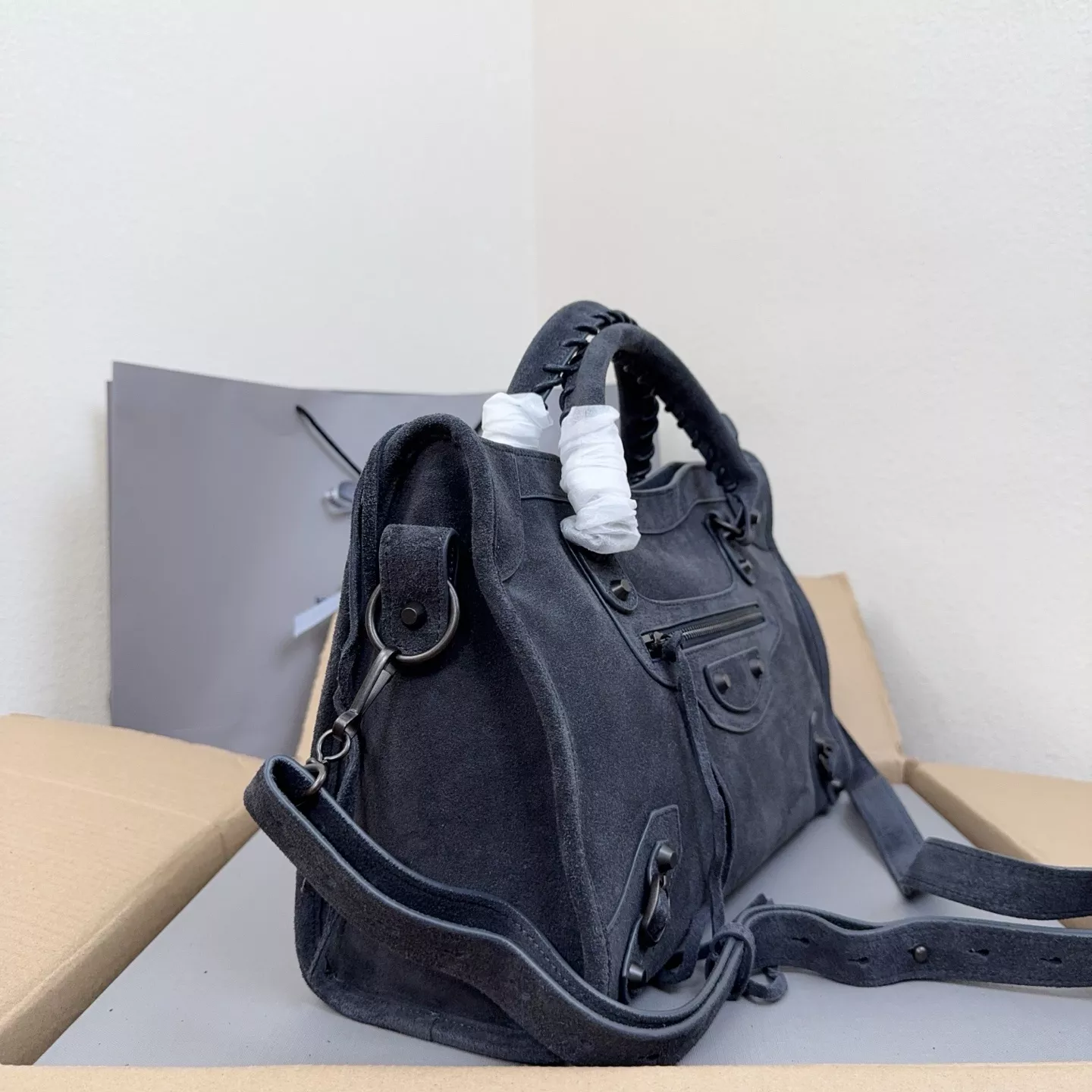 발렌시아가 스터드 디테일 빈티지 무드 백 상세 이미지 2