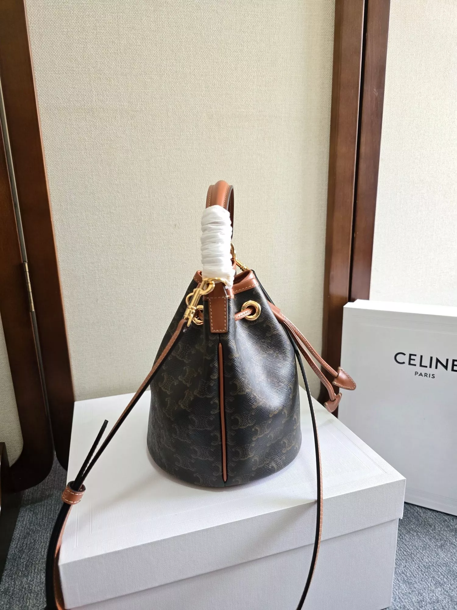 셀린느 클라라 스몰 드로우스트링 버킷백 상세 이미지 2