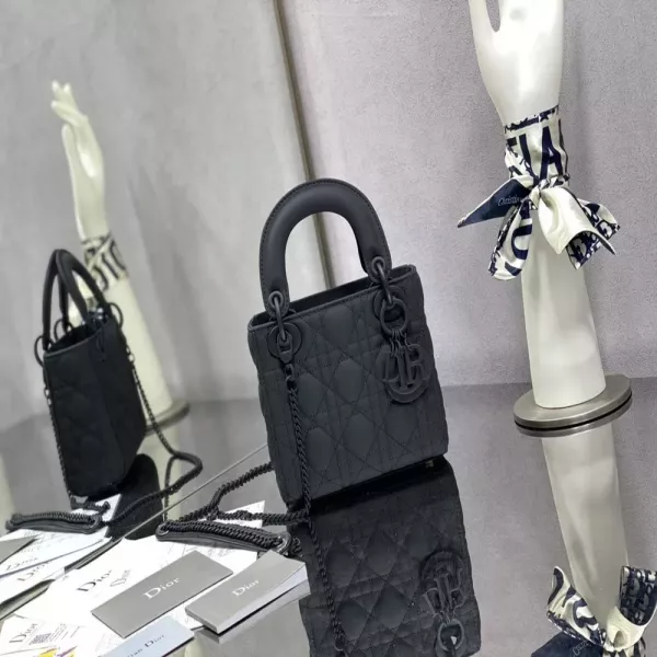 디올 무광 퀼팅 탑핸들 백