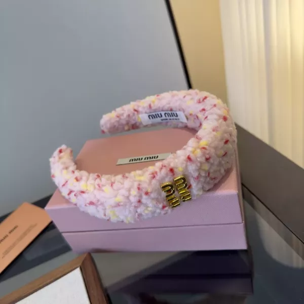 미우미우 트위드 장식 헤어 액세서리