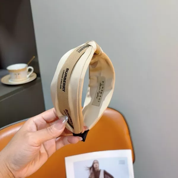 버버리 와이드 로고 헤어밴드