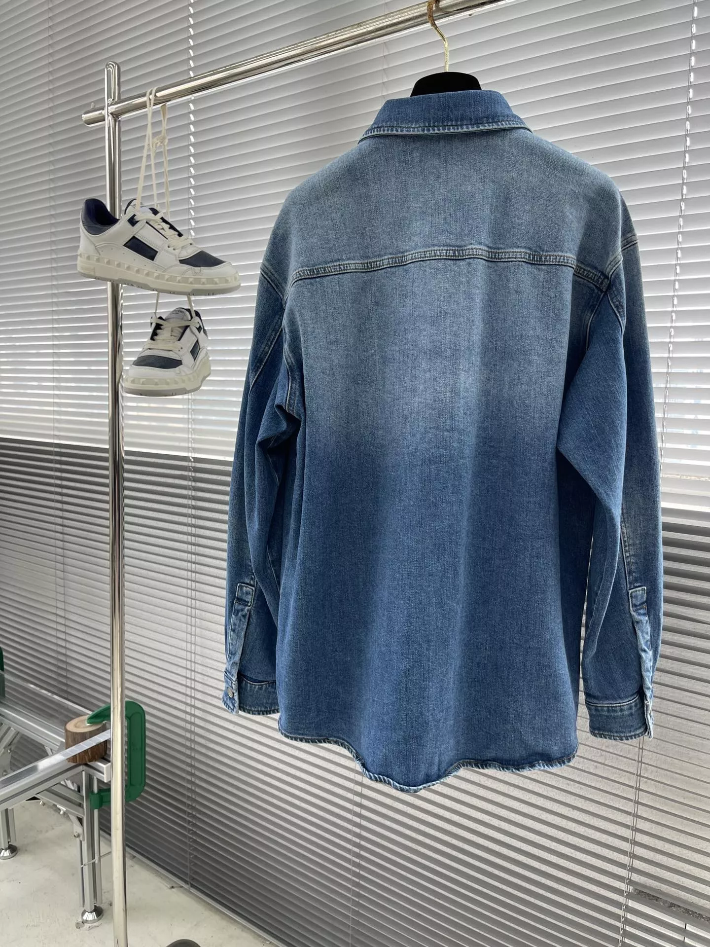 발렌티노 워싱 루즈핏 데님 재킷 상세 이미지 3